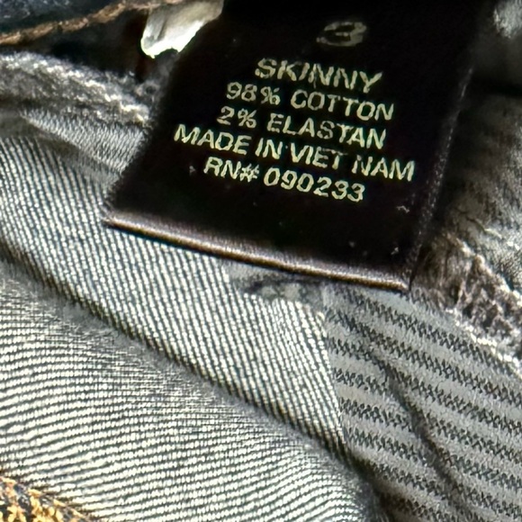 Bullhead Dark Wash Distressed Skinny Jeans - Picture 10 of 11